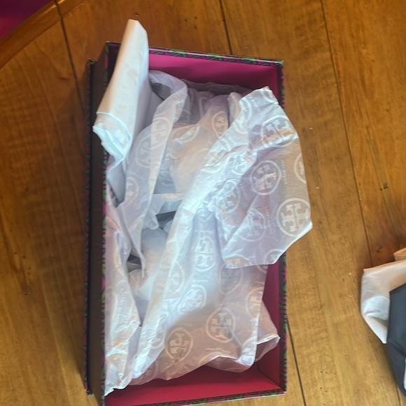 Tory Burch shoe box with original tissue paper - Picture 4 of 5